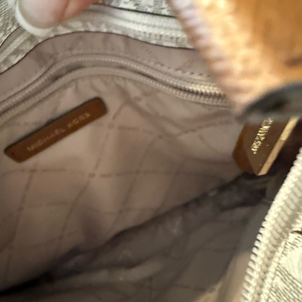 Michael Kors 
Jet Set Travel Small Signature Logo Messenger - Picture 6 of 6